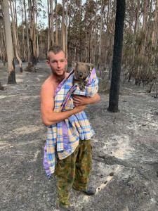 RAGAZZO CON KOALA